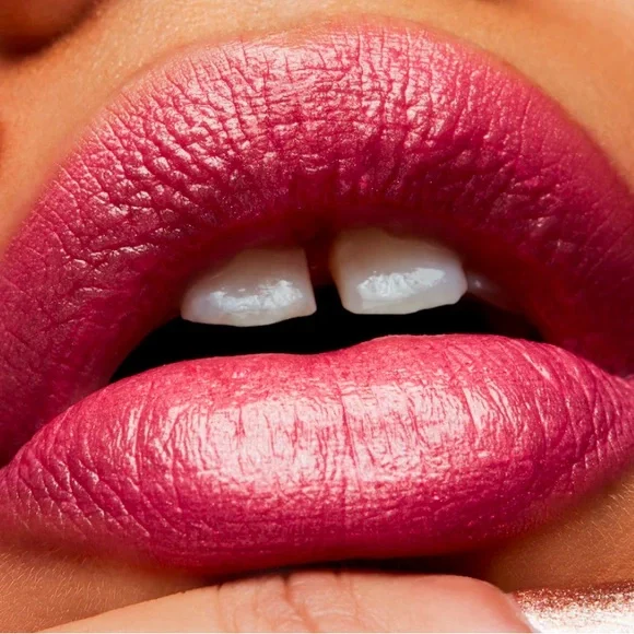 ** LAST ONE ** 💋💋 BOMBSHELL a MAC FROST LIPSTICK. RETAIL $23. **NEW IN THE BOX. - Picture 2 of 10